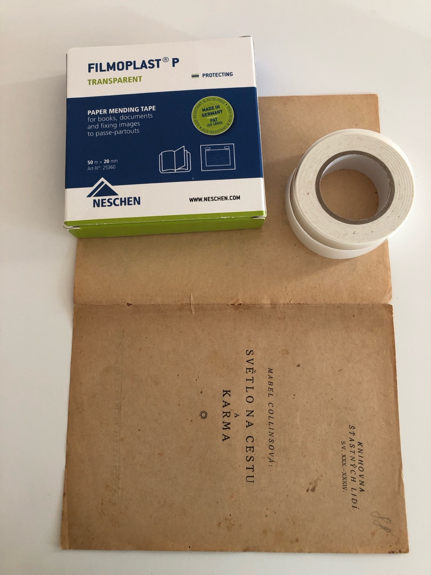 Opravy starých knih - Použití opravné lepicí pásky Filmoplast P